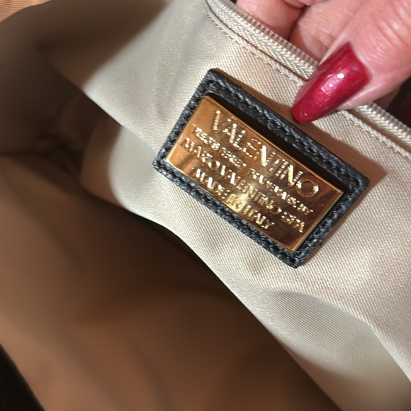 Brand New Valentino pebble finish V embossed front w/ dust cover bag - Picture 12 of 16